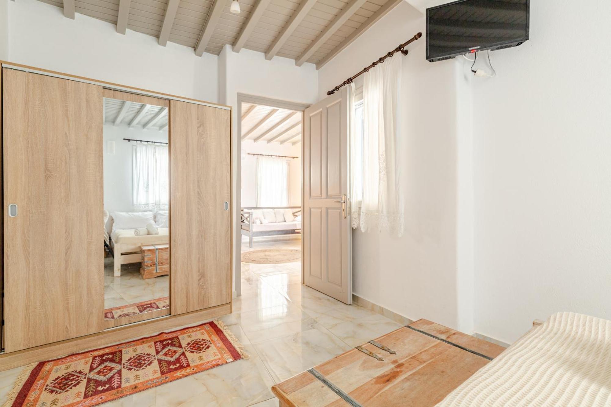 Elenitas Beach House In Ornos Екстериор снимка